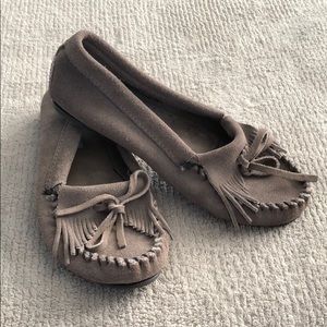 Minnetonka Kitty Hard Sole Gray